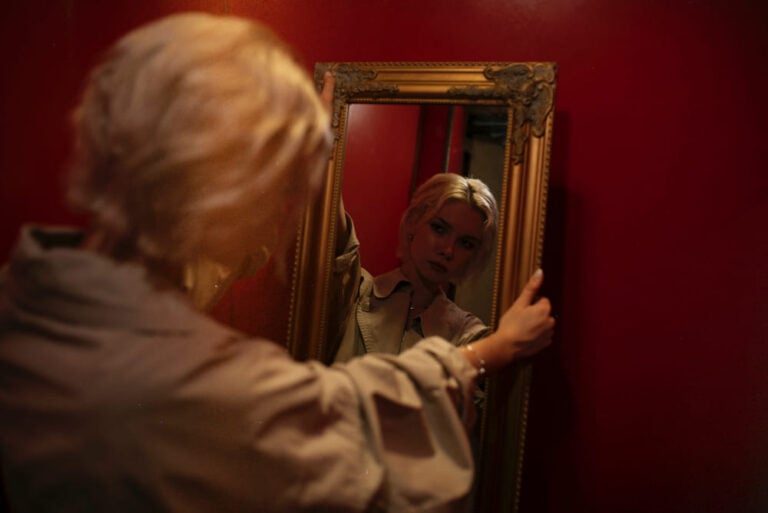 7 Spiritual Meanings Of A Mirror Falling Off The Wall